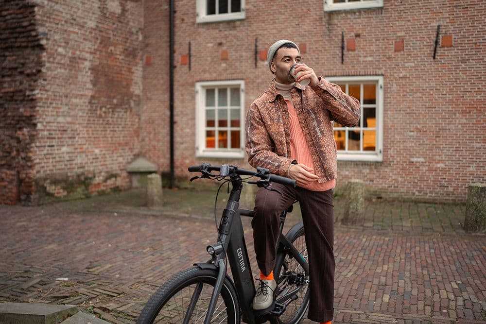 Review door de Volkskrant over Cortina E-Blau